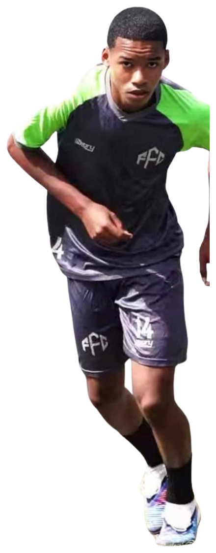 Marcos Petkovit em campo com o uniforme do Feirense FC