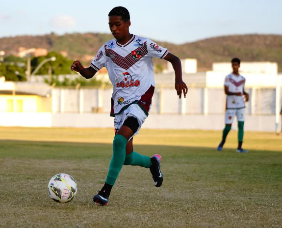 Marcos Petkovit em campo com o uniforme do Feirense FC
